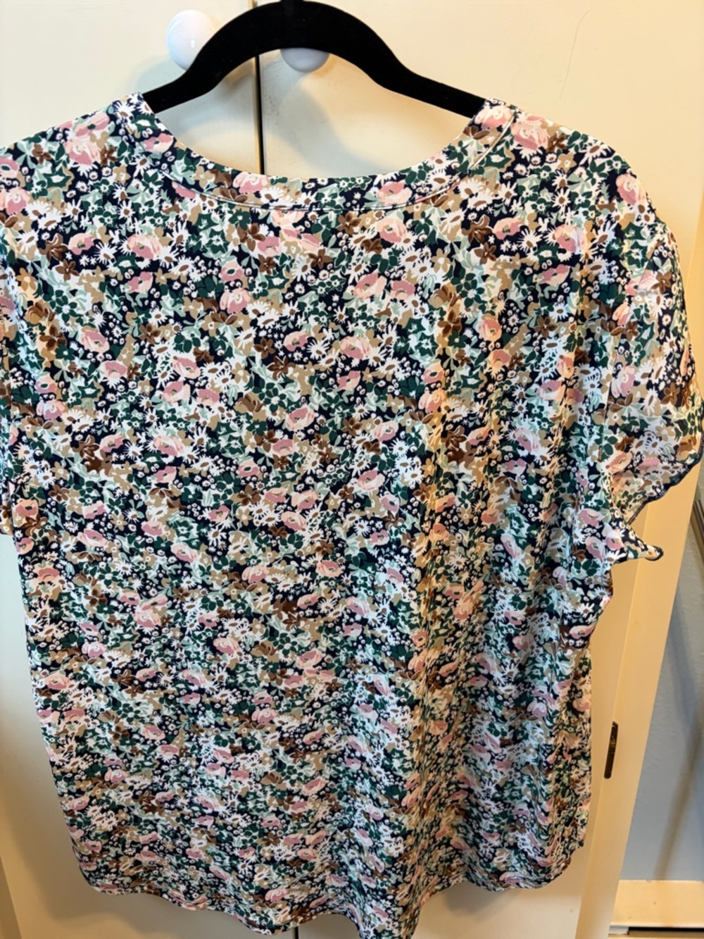 41 Hawthorn Floral V-Neck Short Sleeve Top - Pink, Green & Navy - Picture 4 of 7